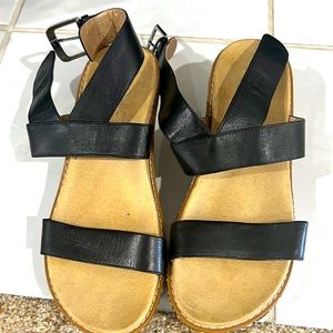 Vionic beautiful leather ankle strap black / tan sandals size 8 EUC